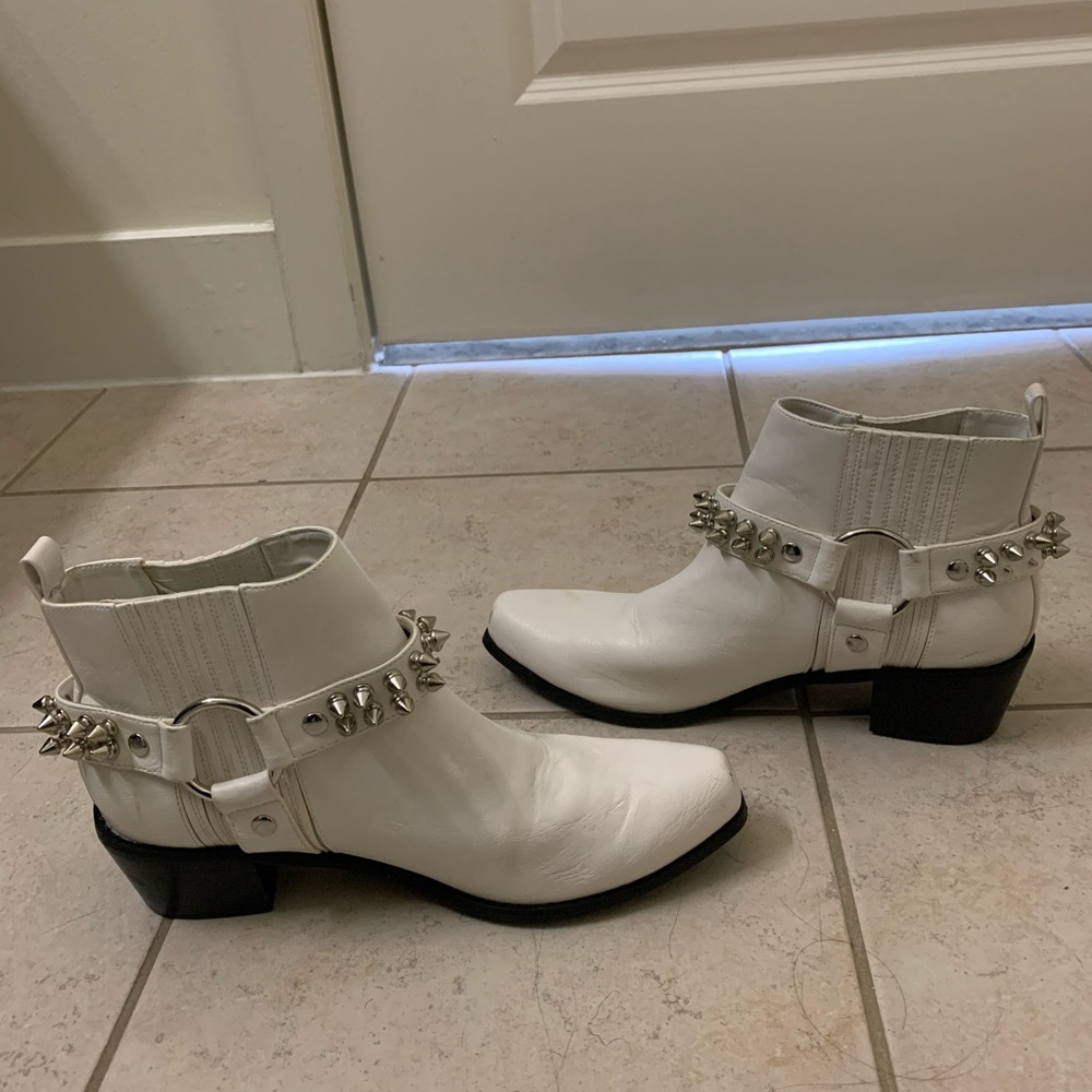 Current Mood White Western Boots with Spikes. Women’s size 10.